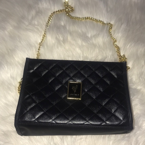 Black bag w/ gold chain - Picture 3 of 4